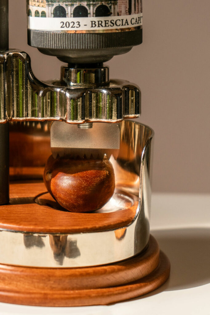 SchiacciaSecca schiaccianoci a peso dettaglio